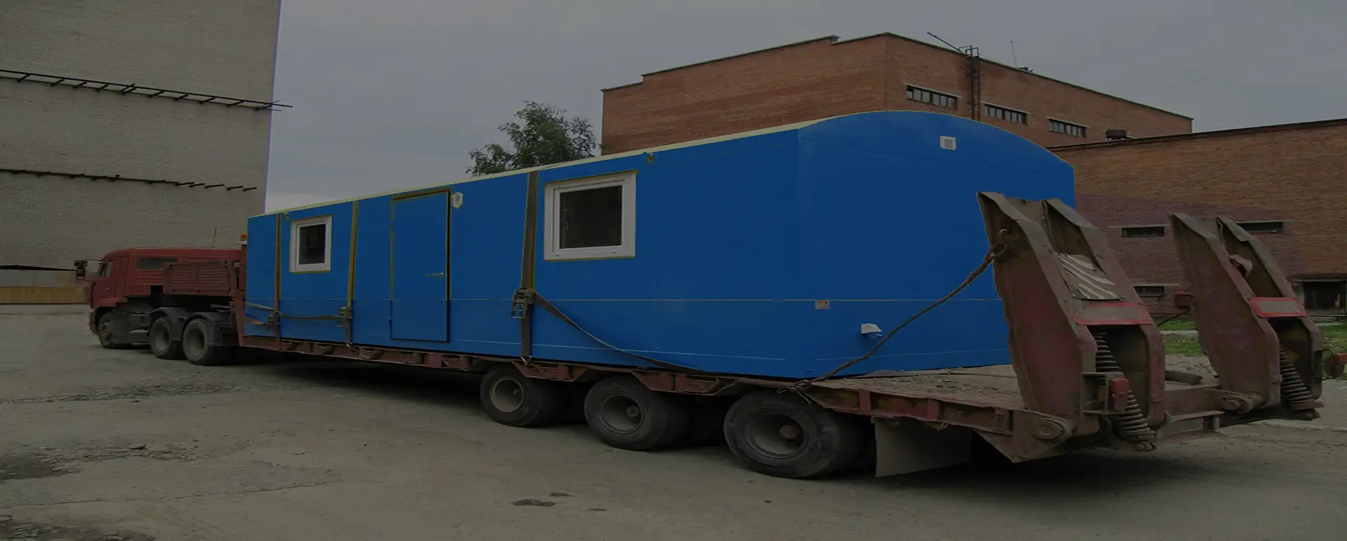 Заказать безопасную и качественную перевозку вагон домов и блок комнат по России из Сосново-Озёрского специализированными низкорамными тралами